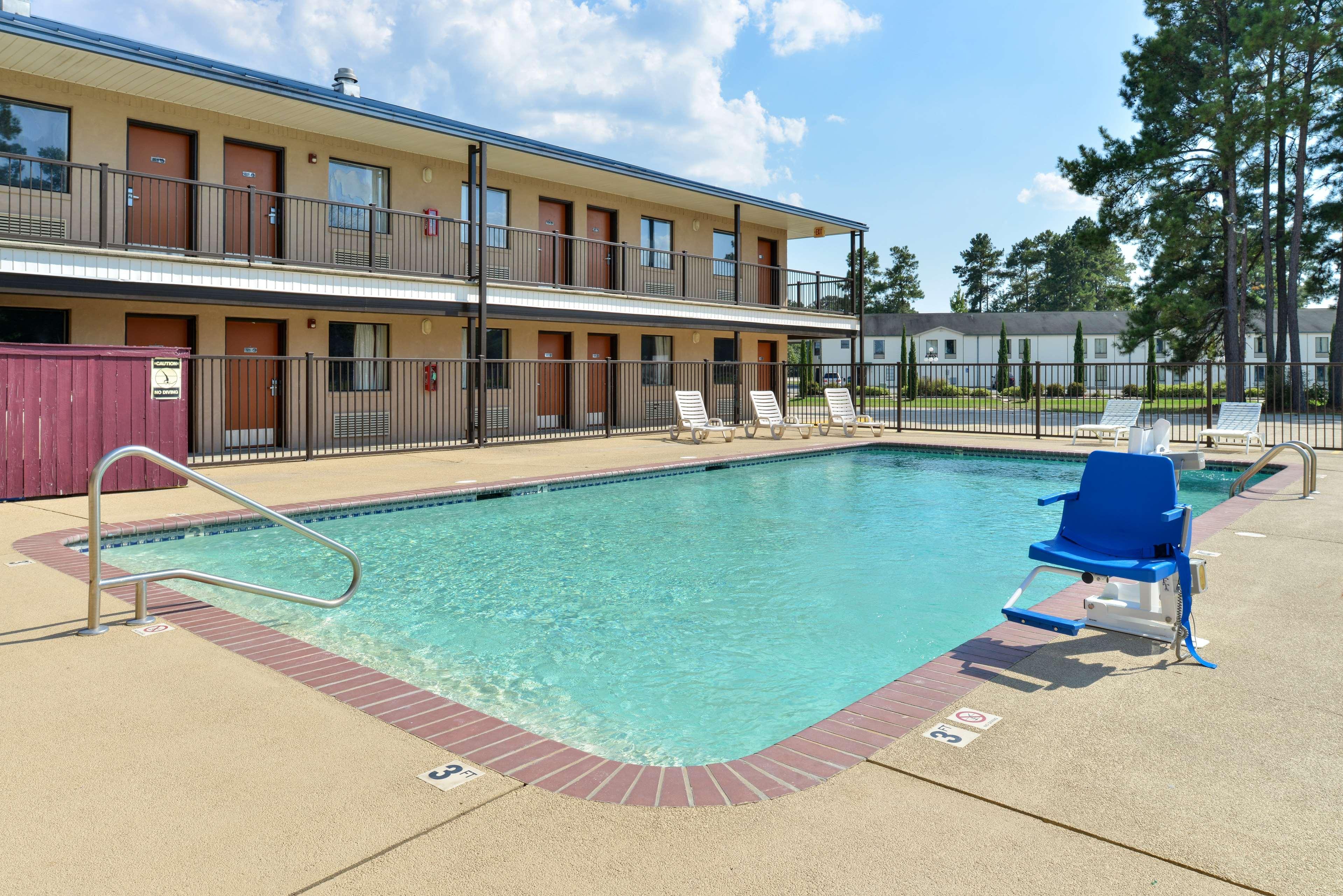Vila Gale Cabo Cabo de Santo Agostinho Exterior foto The swimming pool at the Econo Lodge in Gulfport, Mississippi