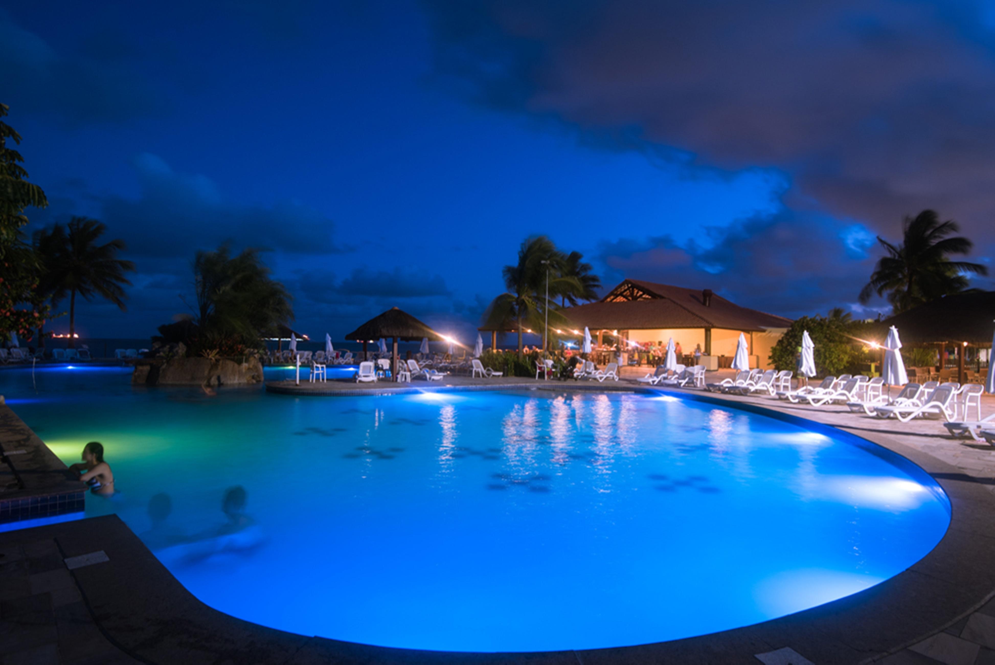Vila Gale Cabo Cabo de Santo Agostinho Exterior foto The swimming pool at night