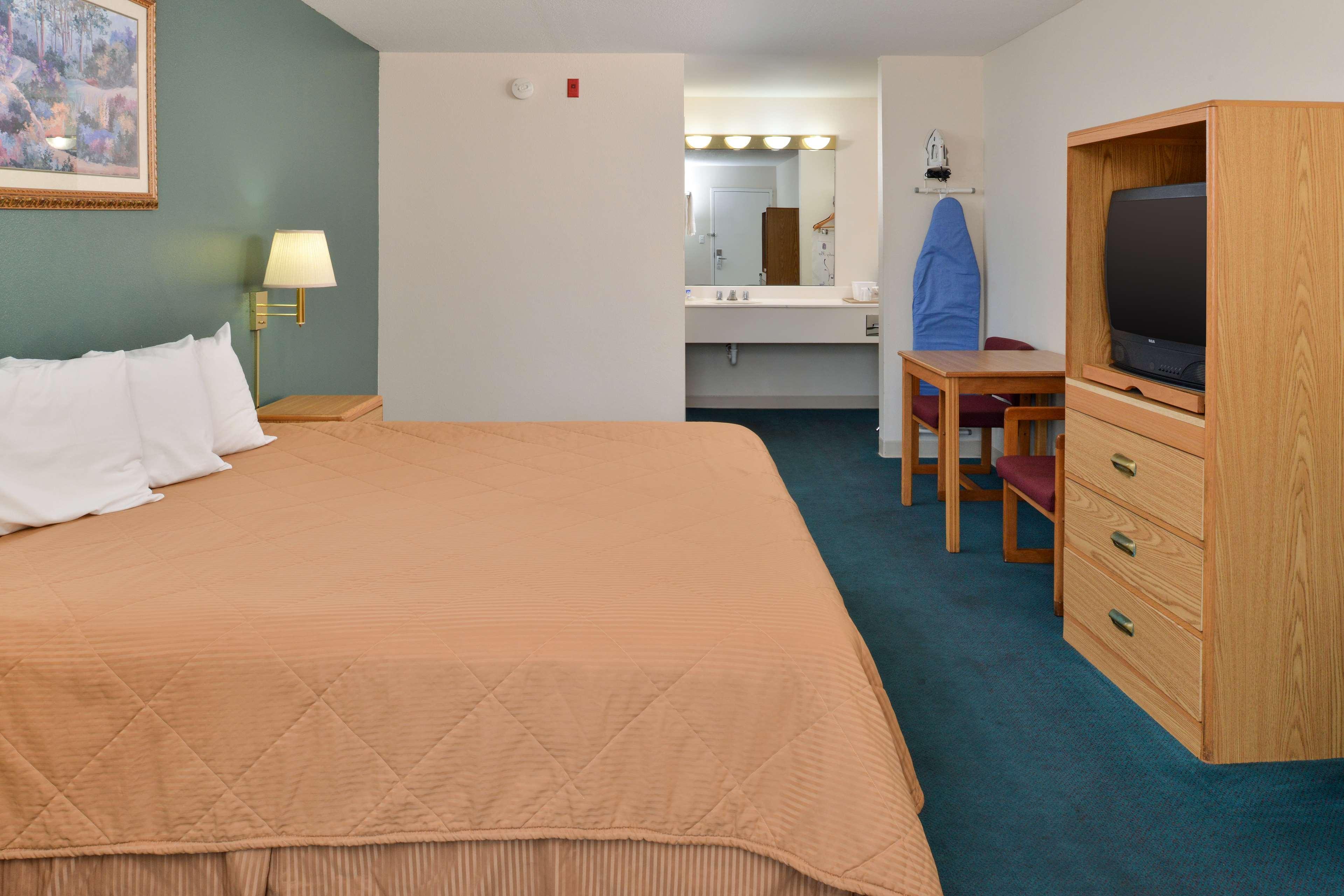 Vila Gale Cabo Cabo de Santo Agostinho Zimmer foto A typical room at a Motel 6